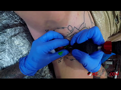 ❤️ Fìor tattooed hottie Sully Savage fhuair tattoo air a clitoris ❤️❌ Pornagraf càileachd leinn gd.killvs.top ❤